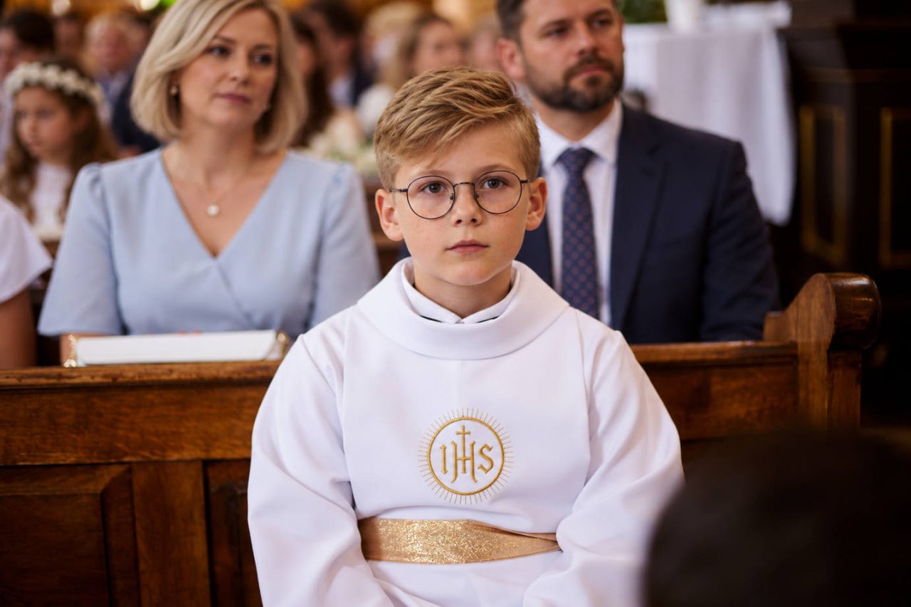 chlopiec w lawce podczas komunii